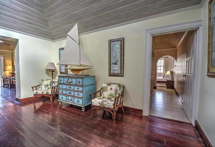 Отель La Hacienda Bellevue