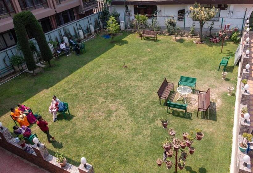 Fabhotel Kashmir Hilltown