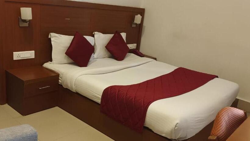 호텔 Pratheeksha International