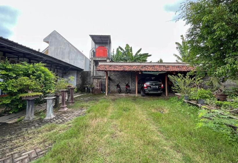 فندق Reddoorz Syariah Near Rs Bhayangkara Nganjuk