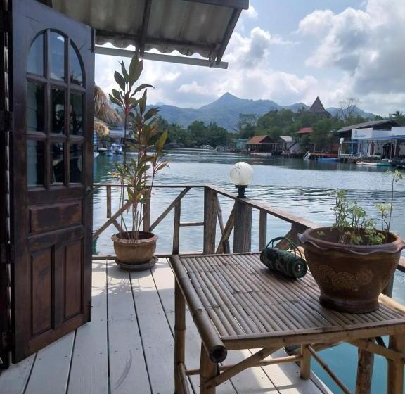 ペンション Jonnie S Riverside Resort