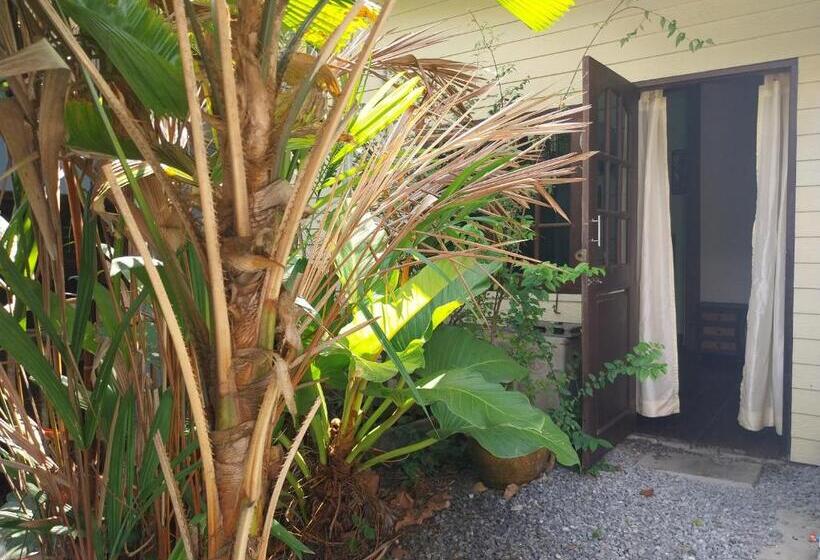 ペンション Jonnie S Riverside Resort