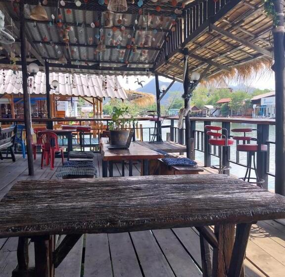 ペンション Jonnie S Riverside Resort