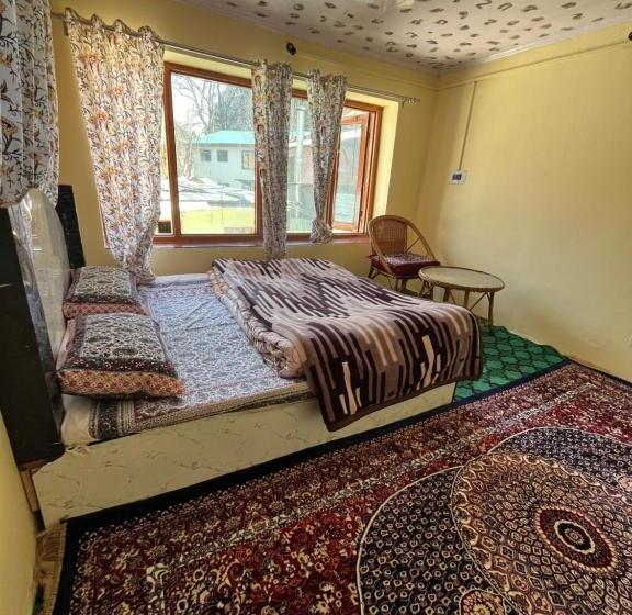 펜션 Pine Brooke Pahalgam