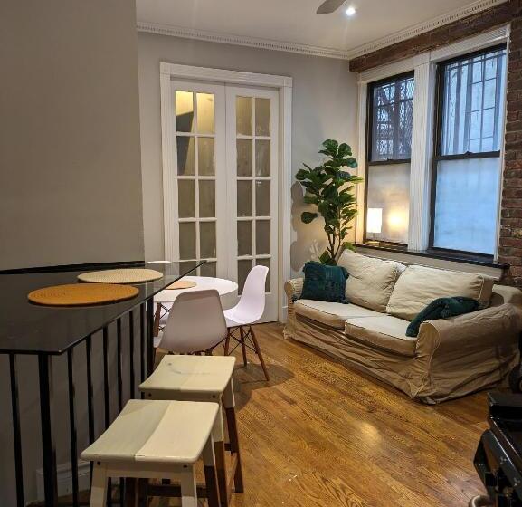 پانسیون Lovely Room At 3 Bedroom Apt At The Heart Of East Village