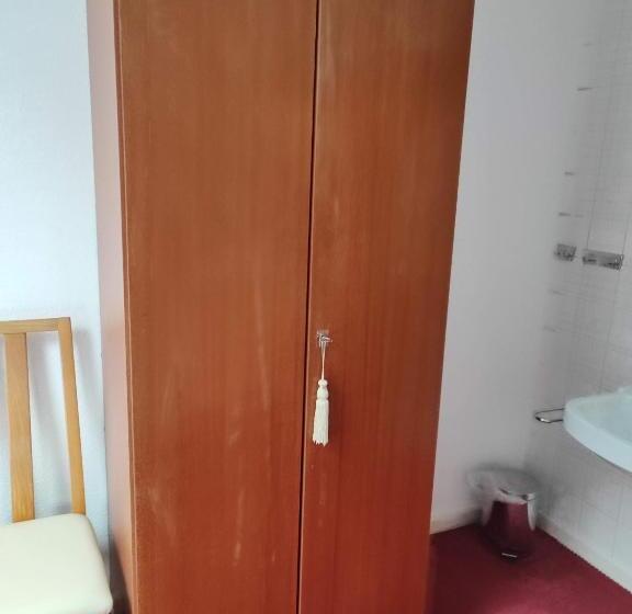 ペンション Room In Guest Room   Single Room With Shared Bathroom And Kitchen
