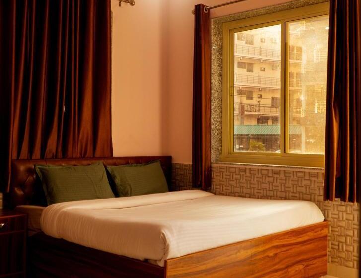 Shanti Hostel And Cafe With Pool