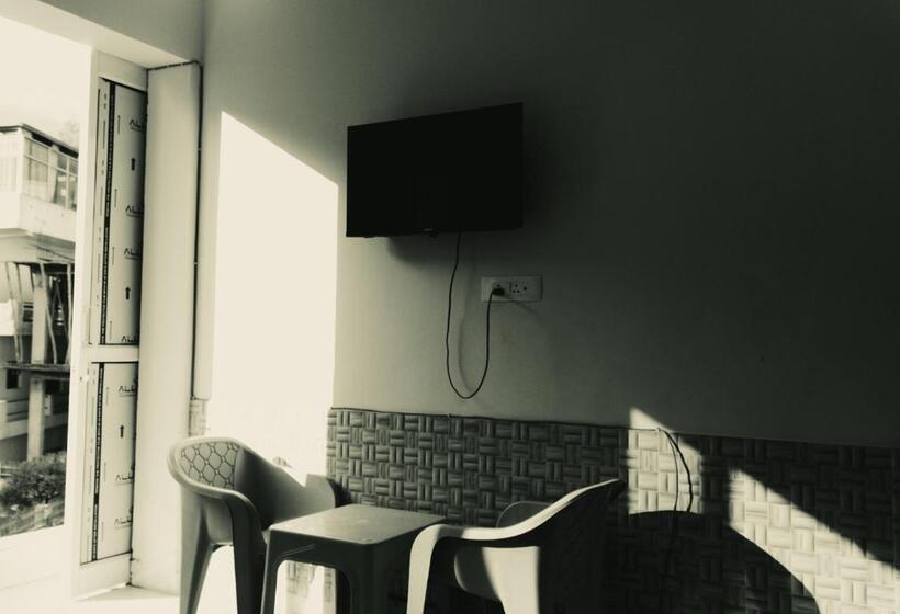 Shanti Hostel And Cafe With Pool