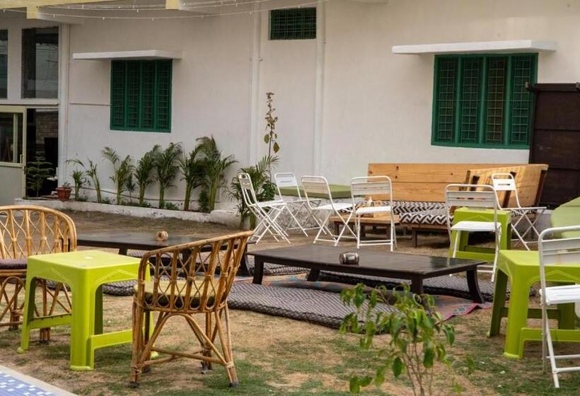 Shanti Hostel And Cafe With Pool