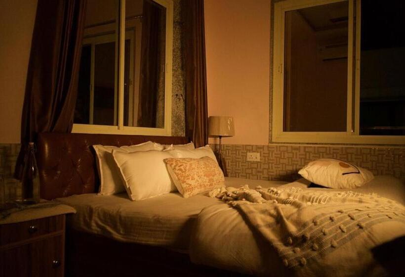 Shanti Hostel And Cafe With Pool