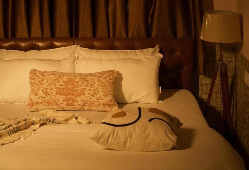 Shanti Hostel And Cafe With Pool