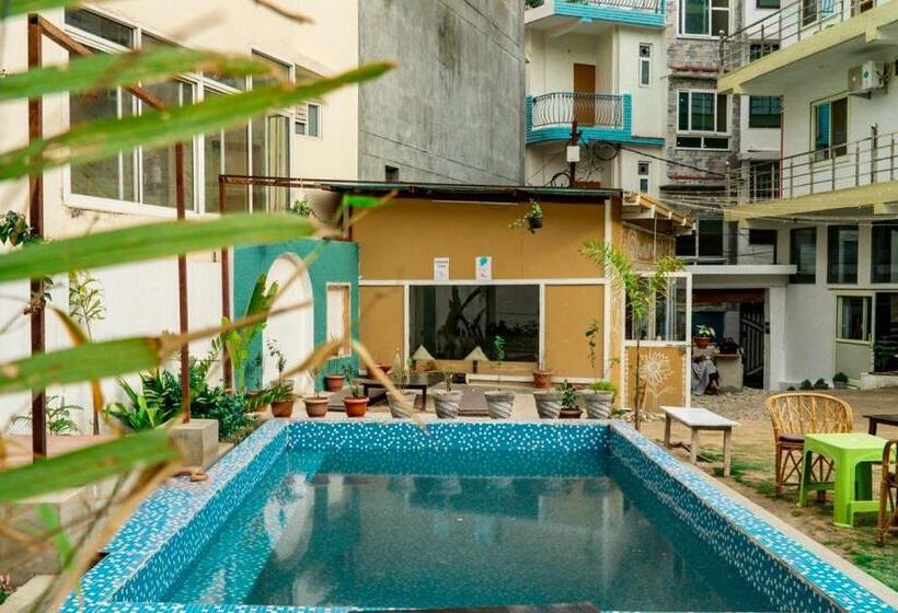 Shanti Hostel And Cafe With Pool