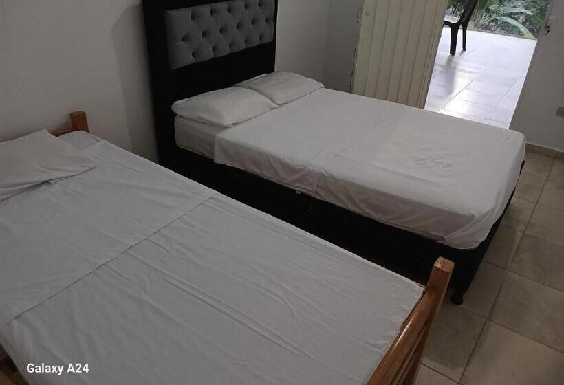 민박 Refugio En La Montaña