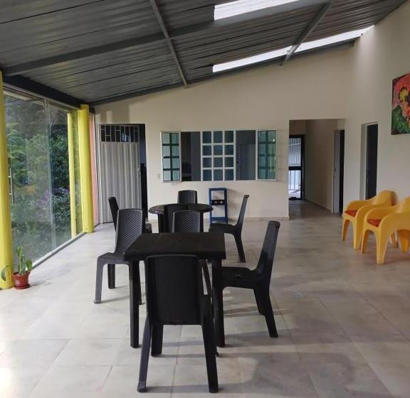 민박 Refugio En La Montaña