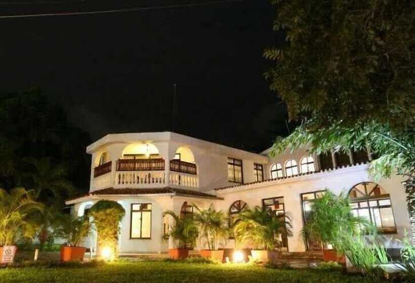 בית מלון כפרי The Pontoons Nyali A103