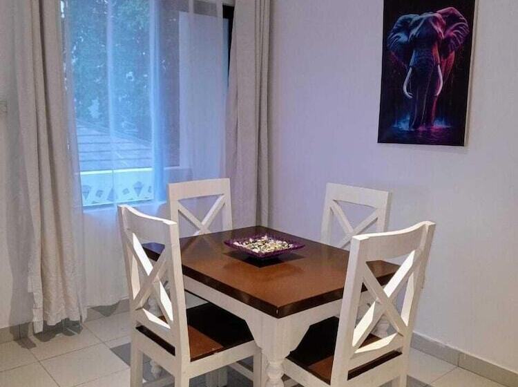 בית מלון כפרי The Pontoons Nyali A103