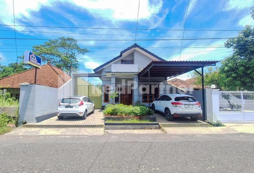 בית מלון כפרי Vins Homestay Kroya Mitra Reddoorz