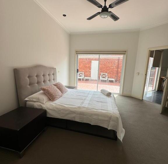 Пансион Bentleighs Magnificent Beautifully Renovated And Extended 1920s Period Family Home