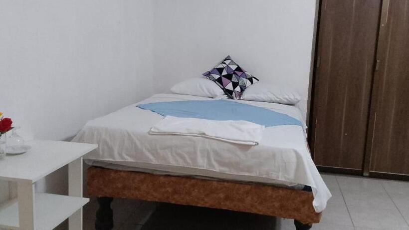 پانسیون Hostal La Gran Familia