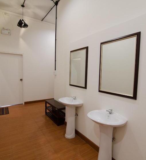 Three Hostel At Night Market Pakchong