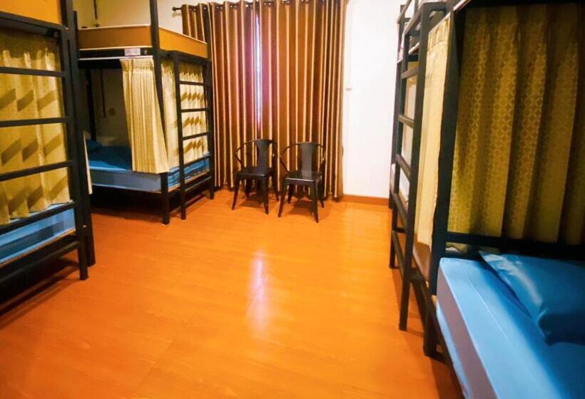 Three Hostel At Night Market Pakchong