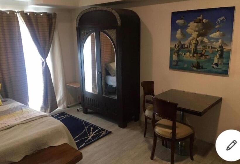 Vinatge Modern Studio Condo Unit W/ Balcony