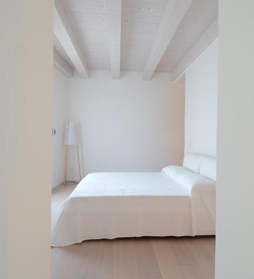 تختخواب و صبحانه Moma Suites Private Beach