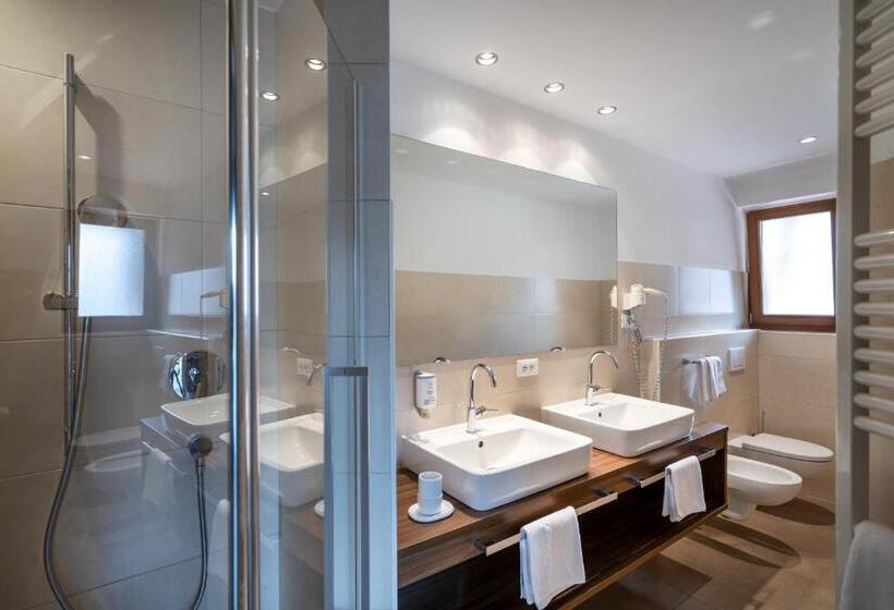 Отель Alpenroyal