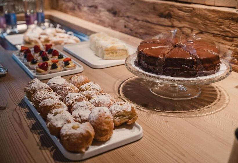 Отель Fiori Dolomites Experience