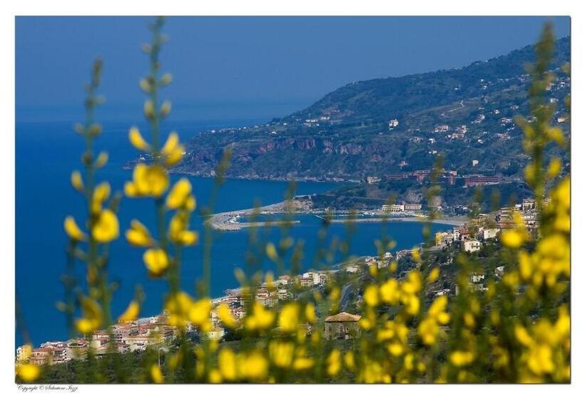 Отель La Carruba