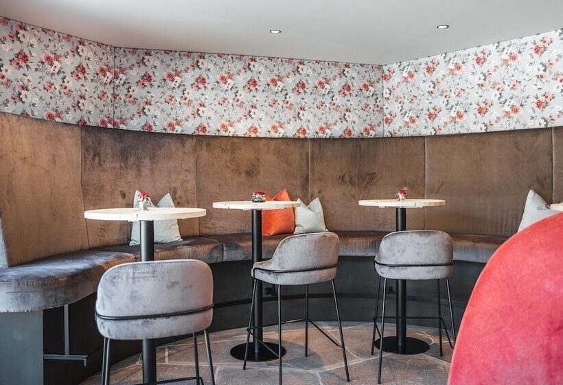 Отель La Cort My Dollhouse Adults Only