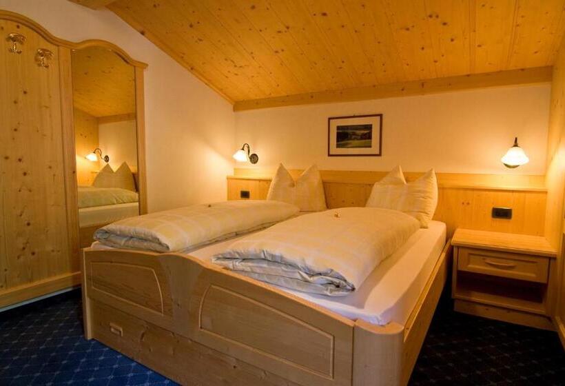 בית מלון כפרי Pension Enzian