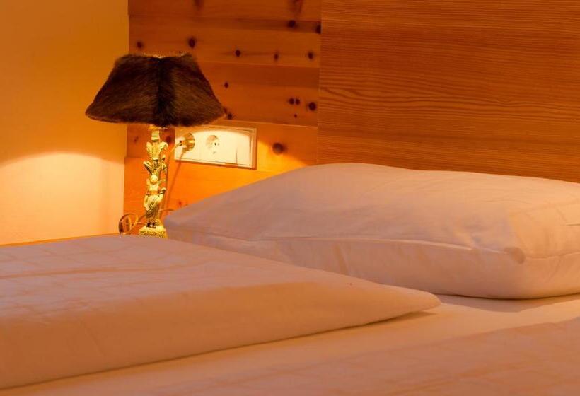 호텔 Pension Haus Tirol