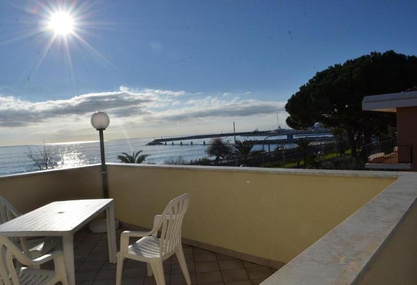 Residence Villa Carmen Fronte Mare A 50 Mt