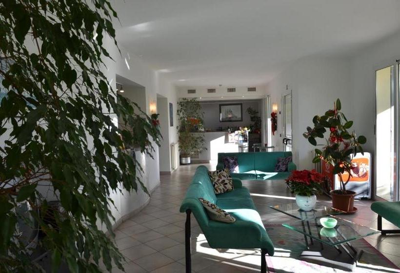 Residence Villa Carmen Fronte Mare A 50 Mt