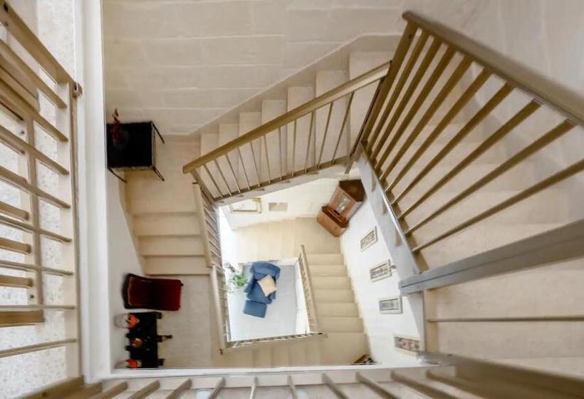 تختخواب و صبحانه Gallo House