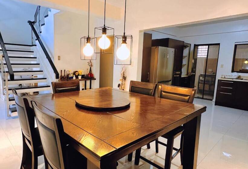 تختخواب و صبحانه Lariszone Luxury Courtyard Villa