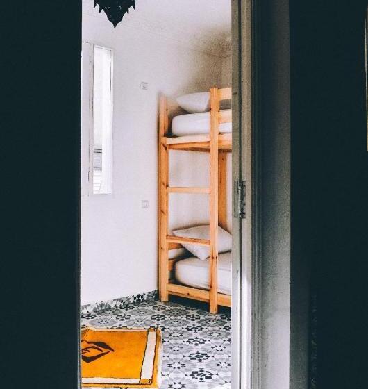 تختخواب و صبحانه Aourir Waves Surf House