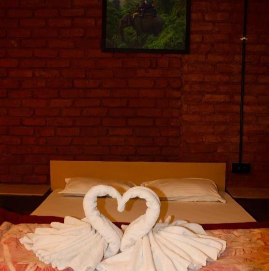 Отель Corbett Jungle Safari & Homestay