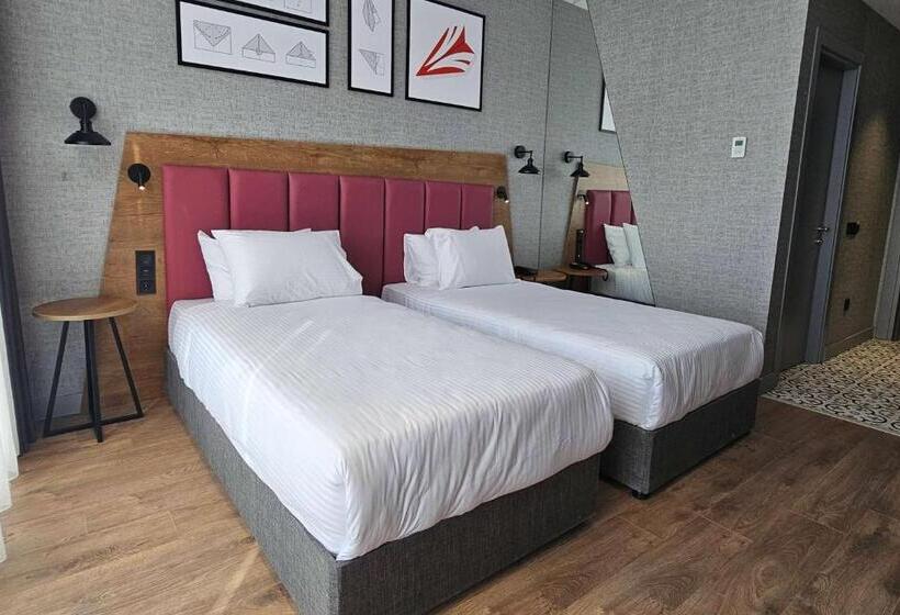 ホテル Ramada Encore By Wyndham Istanbul Arnavutkoy