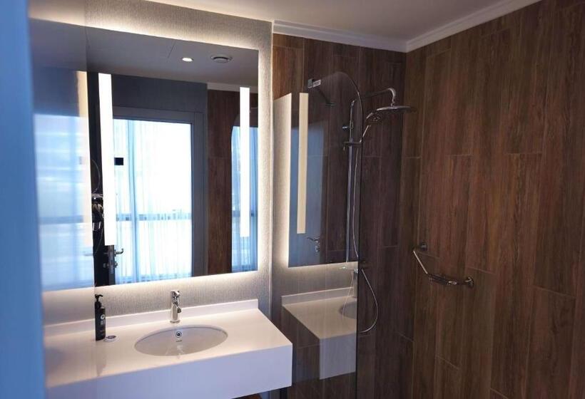 ホテル Ramada Encore By Wyndham Istanbul Arnavutkoy