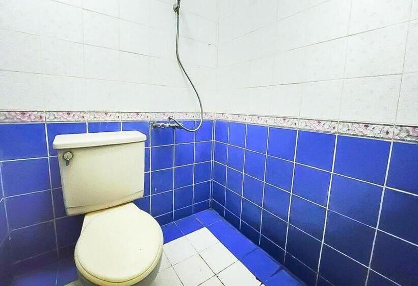 Отель Reddoorz Near Pasar Cipanas