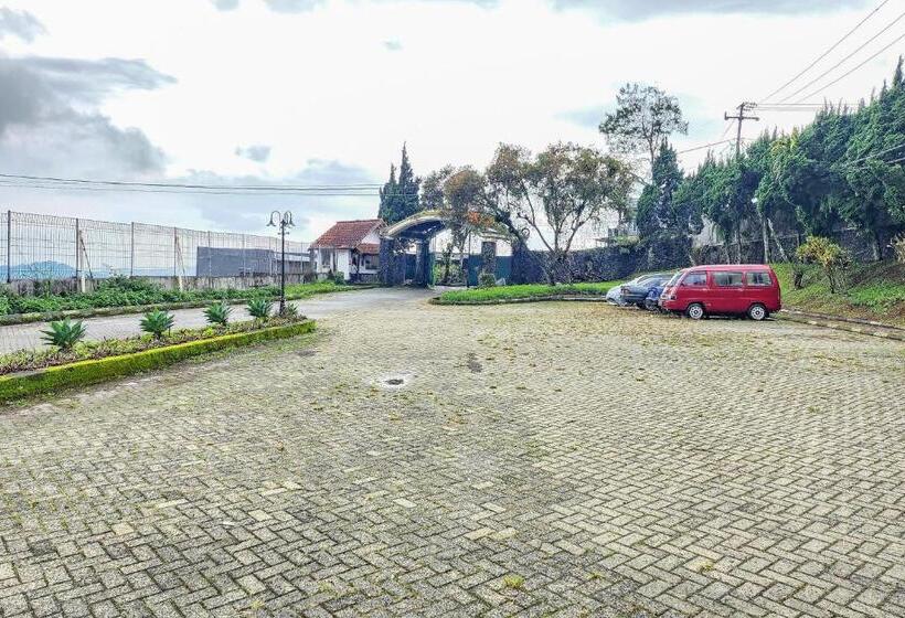 Отель Reddoorz Near Pasar Cipanas