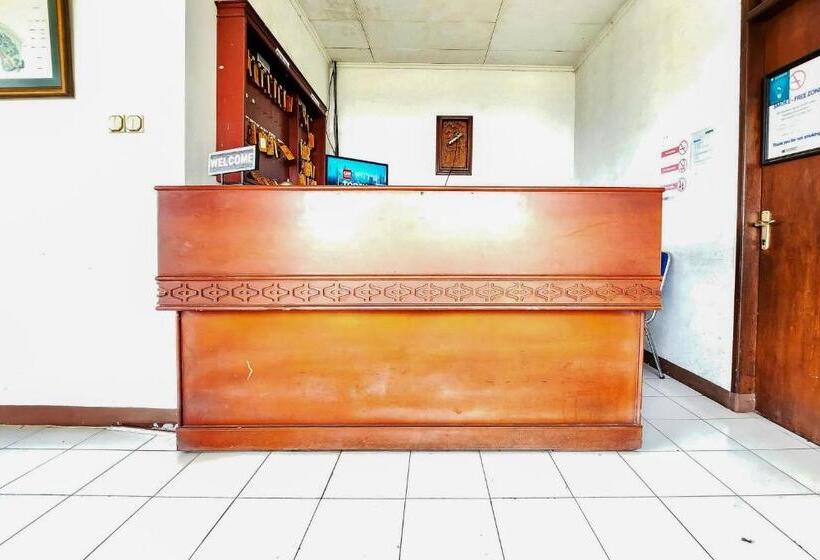 Отель Reddoorz Near Pasar Cipanas