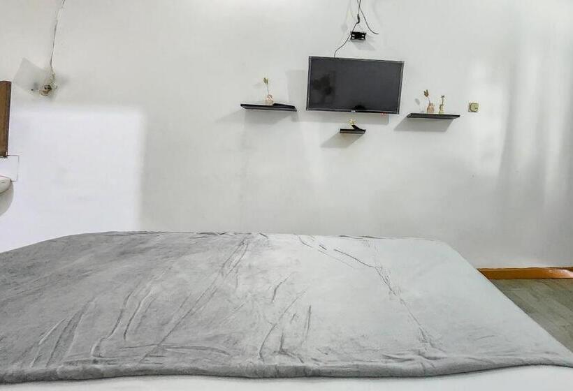 Отель Reddoorz Near Pasar Cipanas