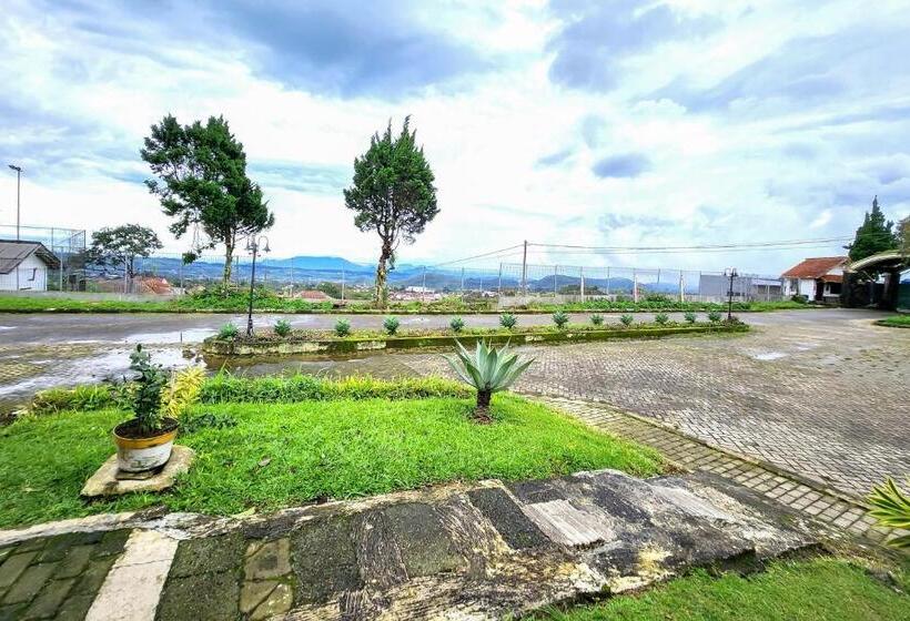 Отель Reddoorz Near Pasar Cipanas