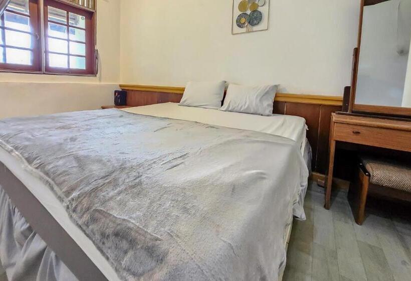 Отель Reddoorz Near Pasar Cipanas