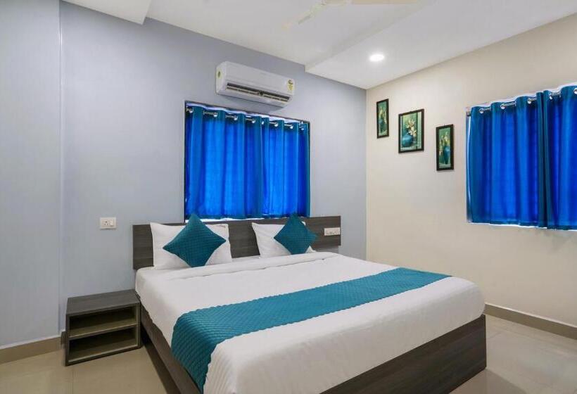 Отель The Balcony Suites