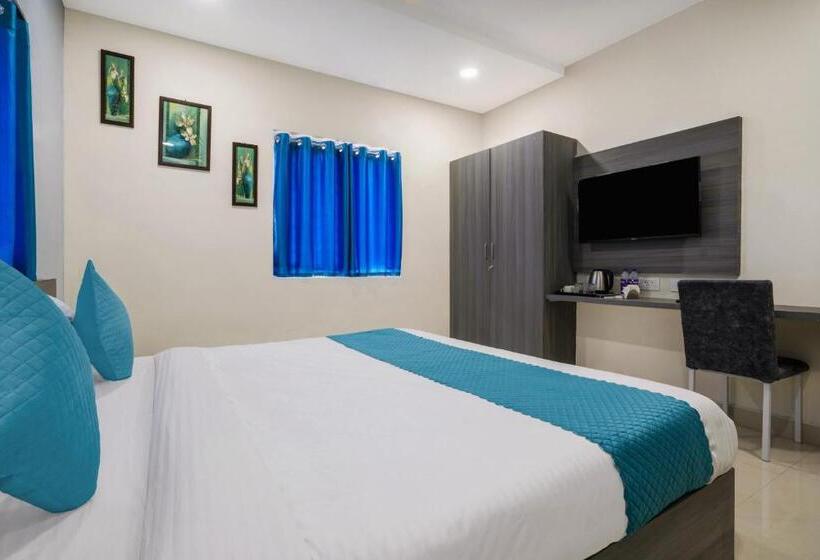 Отель The Balcony Suites