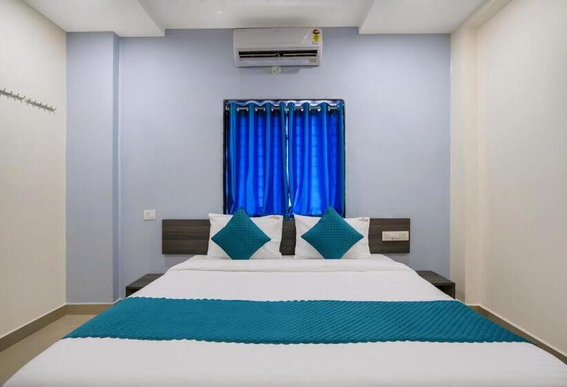 Отель The Balcony Suites